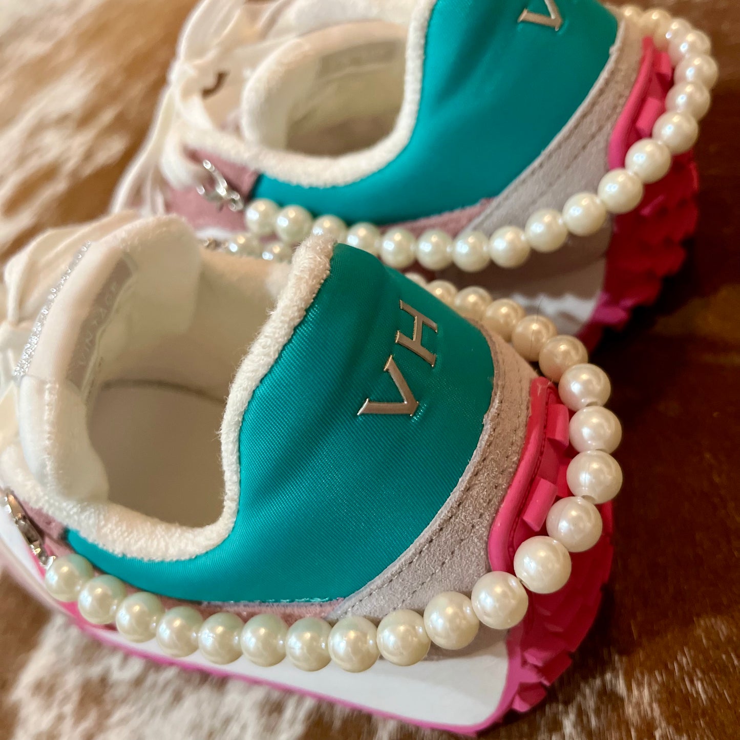 Double Sneaker Pearl Strand