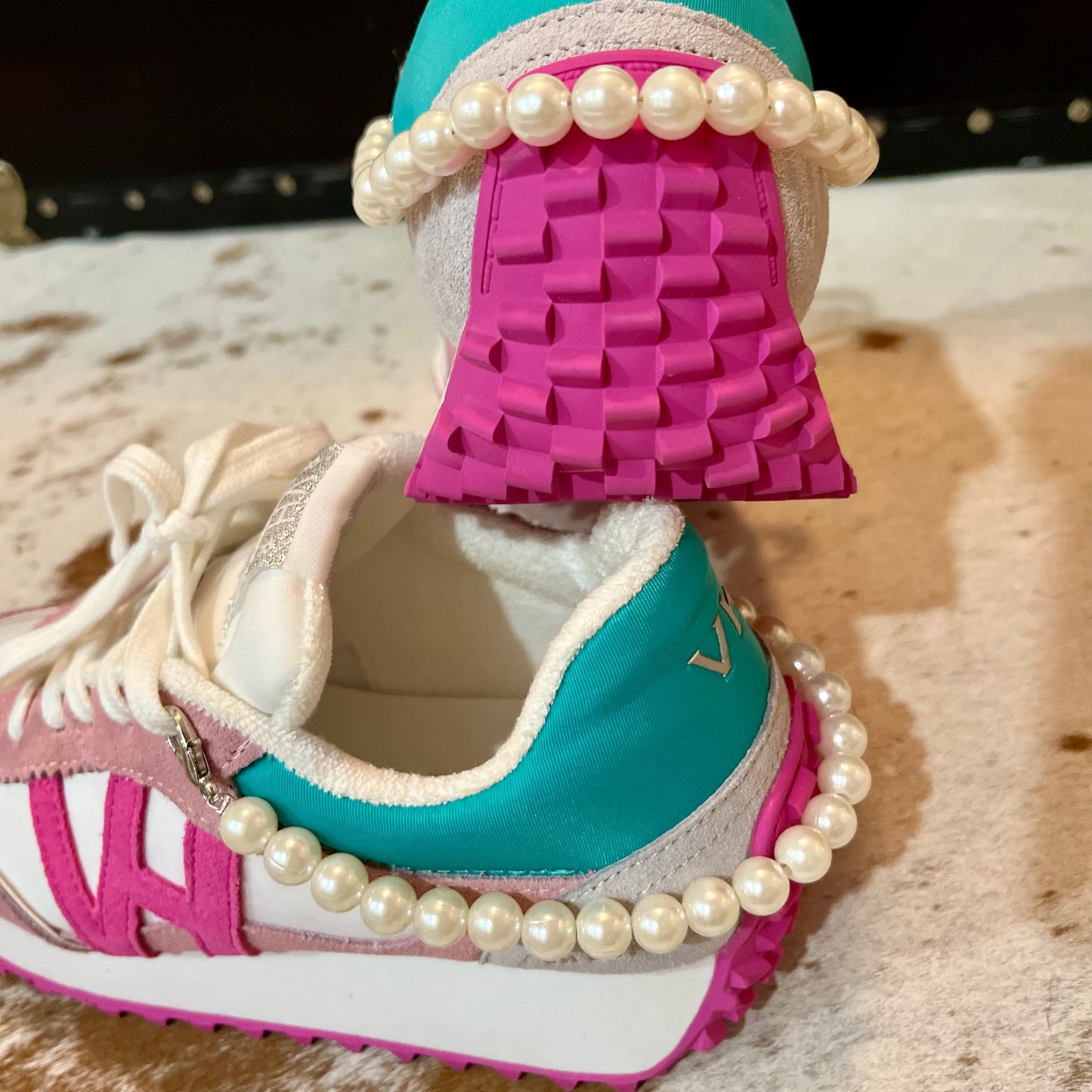 Double Sneaker Pearl Strand