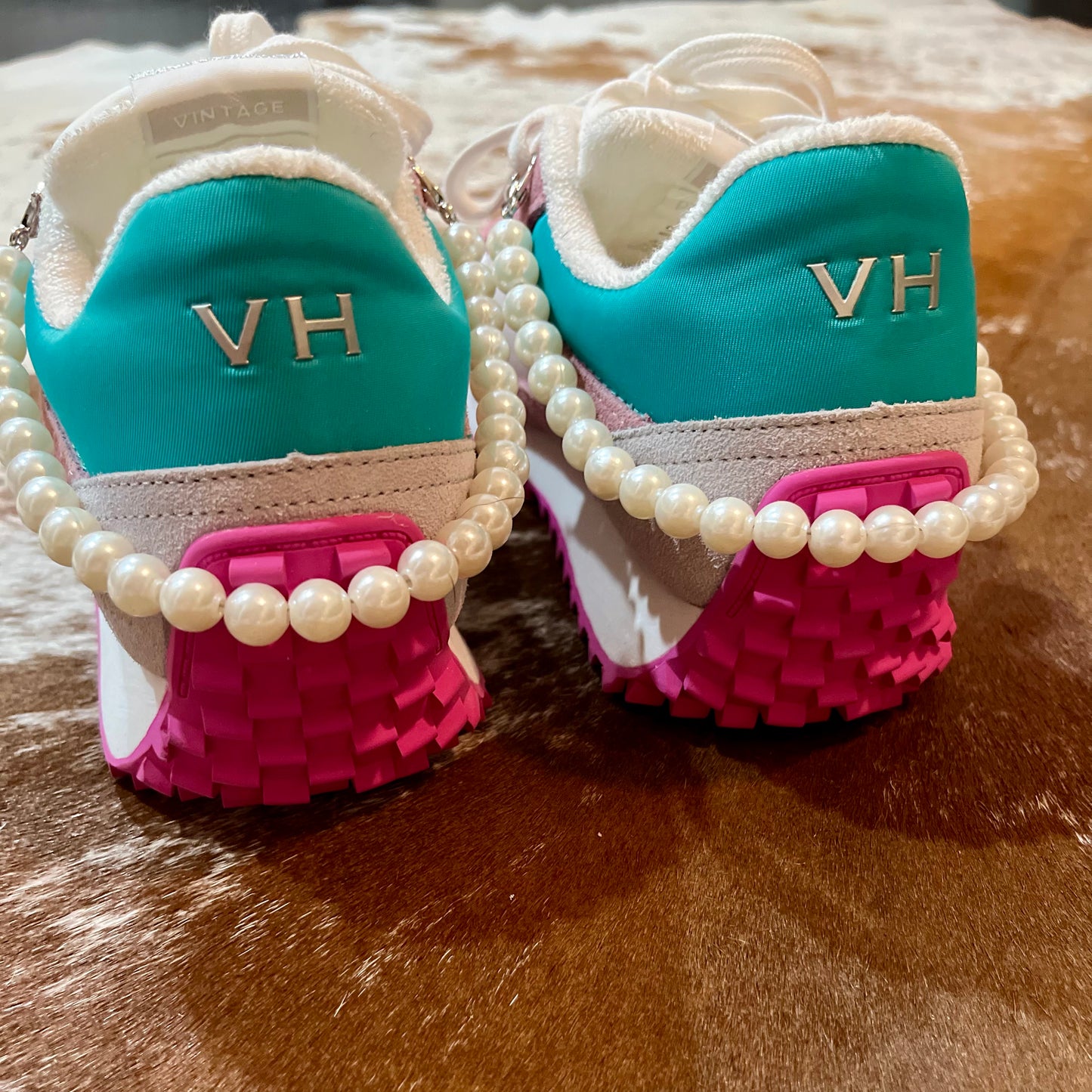 Double Sneaker Pearl Strand
