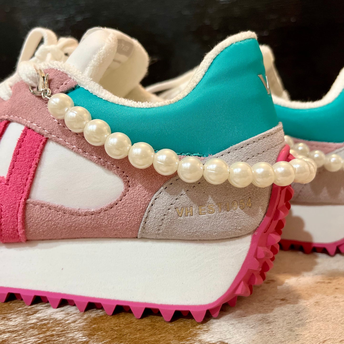 Double Sneaker Pearl Strand
