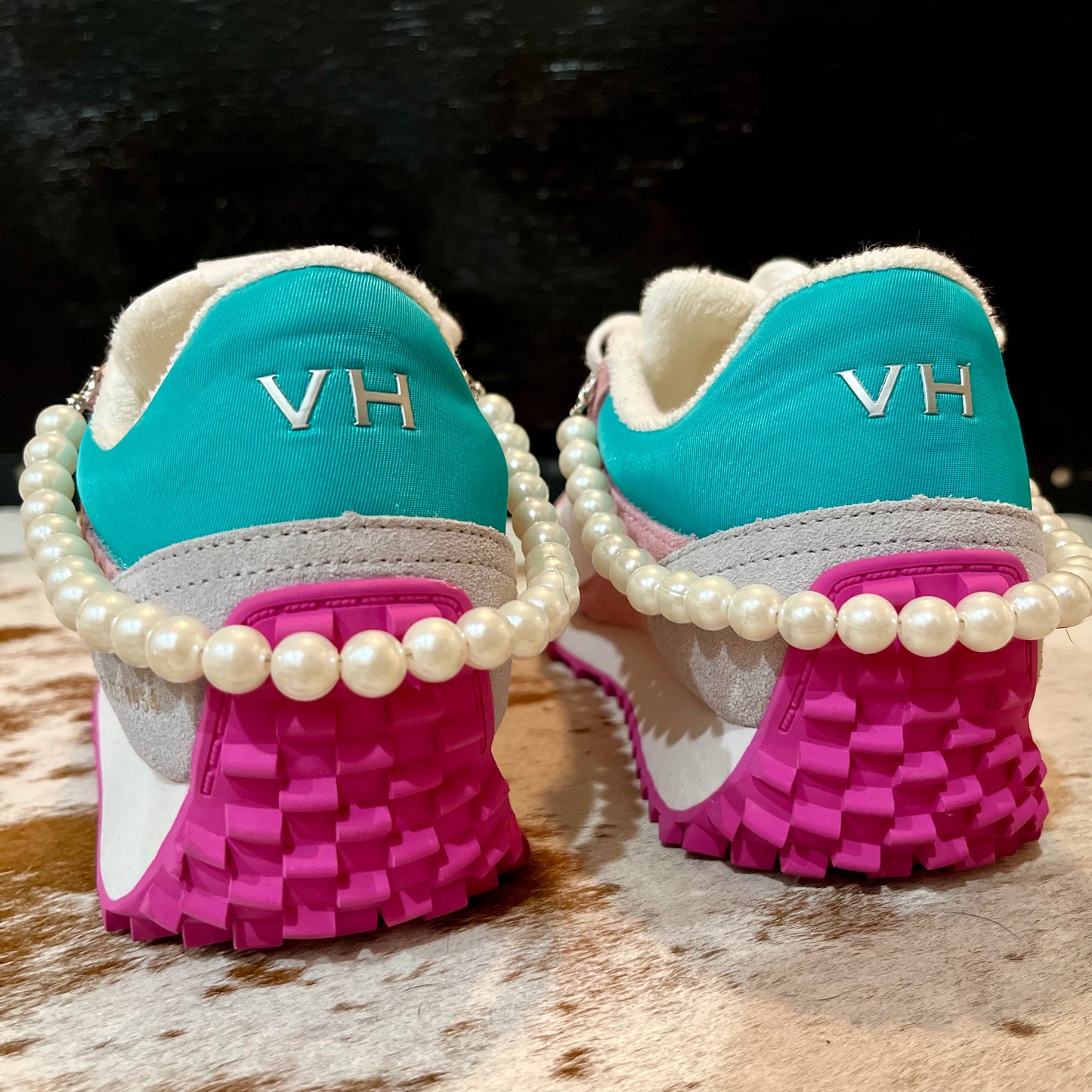 Double Sneaker Pearl Strand